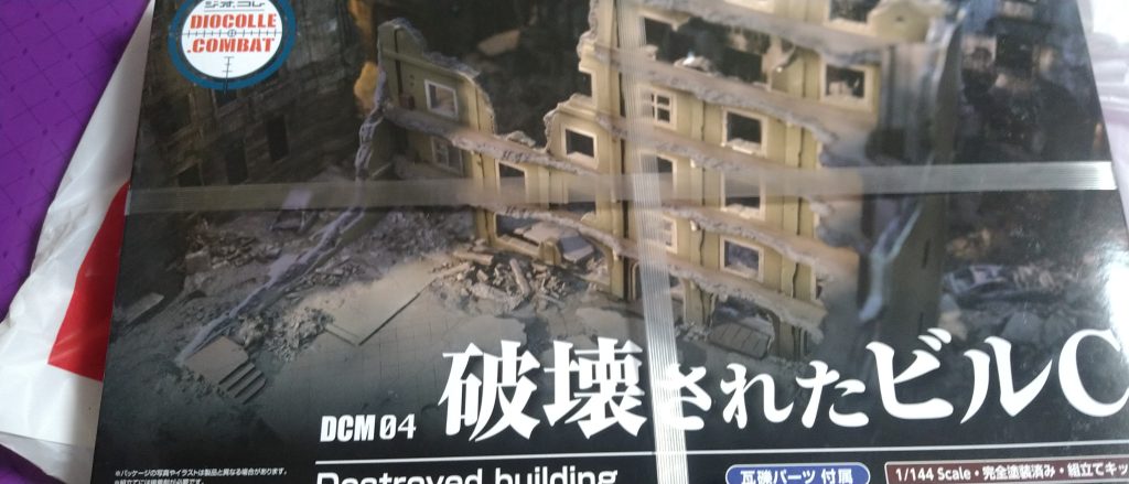 これがジオラマにしたビルです。これだけでガンダムHGは買える値段はしますがクオリティは間違いないです。これに少しだけウェザリングをしました。