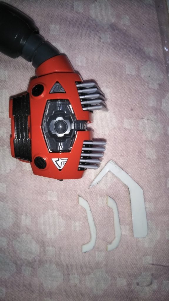 　頭部追加装甲の製作です。　まず、頭頂部の透明なモノアイシールドを外したあとにすっぽりハマる幅になるよう、プラ板でパーツを作っていきます。