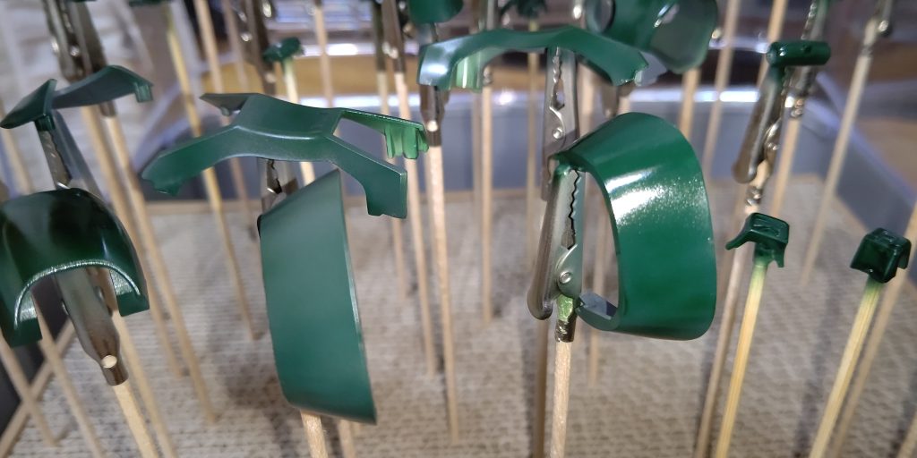 初めてエアブラシをやってみましたが、パーツごとに出来上がりの艶が違うのに苦労しました。2度吹きをした上で艶消しトップコートを吹いたら誤魔化せましたが・・・。( ´•̥ω•̥` )