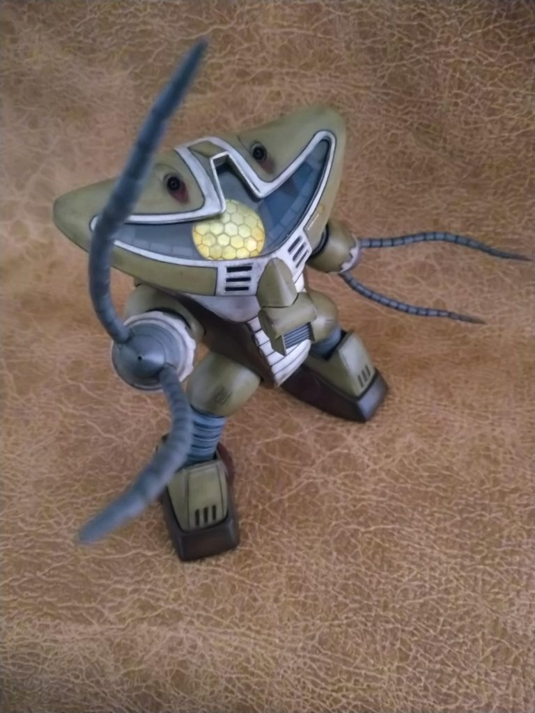 この独特な形をしたモノアイは、1ミリのプラバンをを３枚重ね、少しドーム型に削った後、下書きしてスジ彫り……😕…の予定だったのですが、開始十分もしない内に、《目と心》が終わってしまいました…😱もう一度ドーム型の土台を作り、今度は、0.3ミリのプラバンを六角形の形に切出し、それを貼りっける方法にしました！数はありましたが、私の場合はこちらの制作方法の方が合っていると思いました🤗　その後は角が立っておりましたので、ヤスリで形を整え、塗装をし、レジンでコーティングして完成させました！🤗