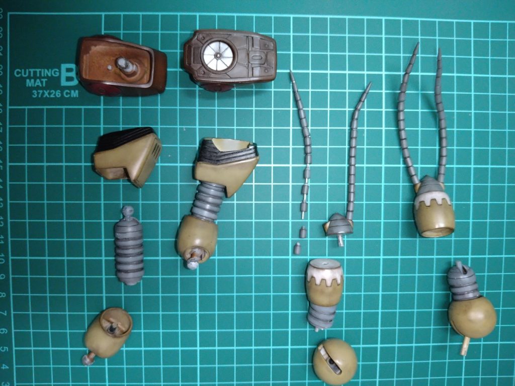 真ん中より少し右側にあるのがヒートロッドです！😅〘コリもせずまたこんな事を…その１〙でございます😂！丸棒をゆっくり自然に細くなって行くようにヤスリで削って、アルミ線の通る穴を開け、パーツ同士の隙間からアルミ線が見えないように工作…１つ１つ……😅『１５個Ｘ４』！😱この作業も《目と心》に大きなダメージを受ける作業ではございましたが他にいい方法が浮かばなかったのでコツコツと頑張りました…🤣