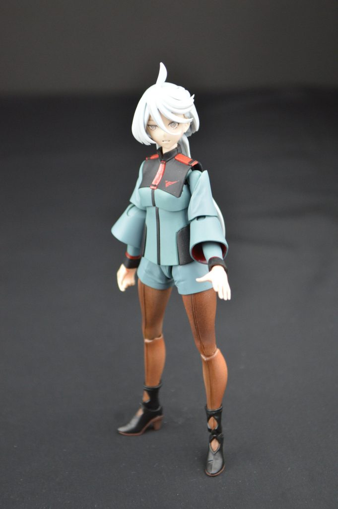 ミオリネさんは胸の関節を詰めて1㎜程下げましたトマト顔と迷いましたが、あんまりなのでキレ顔っぽく口元をちょっと削って台形ぽい感じにしました