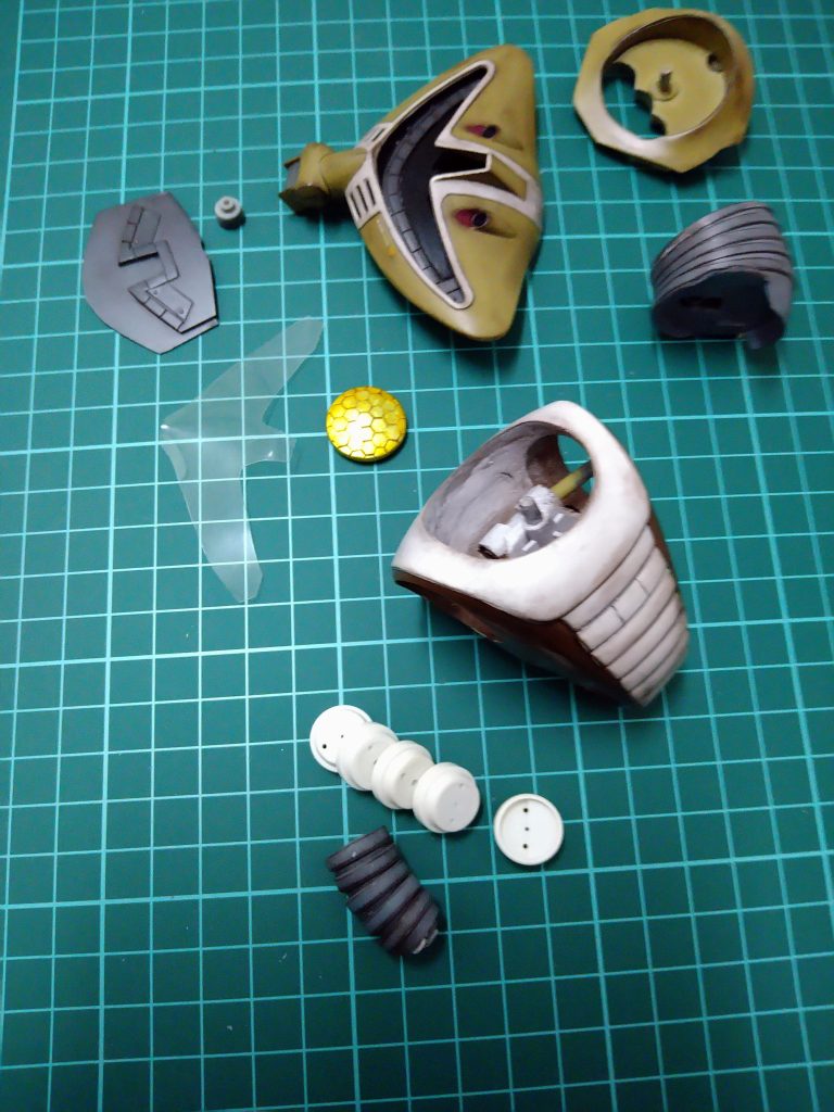 モノアイと、左上にある小さなパーツには磁石が付いていて同じく左上の板状のパーツをはさんでモノアイを動かせるように致しました！😁そして〘コリもせずまたこんな事を…その２〙でございます🤣！一番下にあるのが足のジャバラパーツで、その上にある白いのが、制作中のパーツでございます！😂百均に売っていた太さの違う丸パイプを輪切りにして接着、🥲細い方のパイプの内径に合わせて、１ミリのブラバン切出し接着、😂私の場合、円形の切り抜きはコンパスで少しづつ削って抜いておりますので、写真にある真ん中の穴は使いません、その穴の両脇にある穴にアルミ線を通して連結させました！😭これで脚を真っ直ぐ伸ばす事も、ズコックの様なＯ脚も出来るようになり、少しだけ、ポージングの幅が広がった様な気が致します…🤭少し大変ではございましたが、結果的に、頑張って良かったと思います！🤗