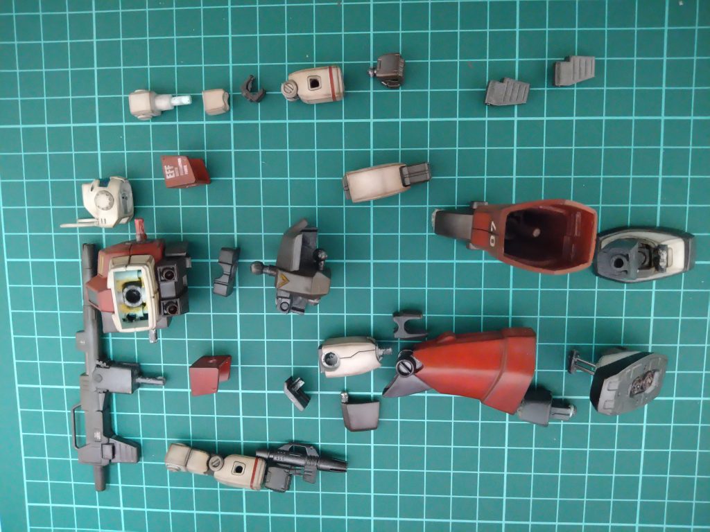 真ん中にあるのが腰のパーツ、真ん中の左側にありますのが、お腹のパーツなのですが、こちらに付いているボールジョイントの「受け」の方は少しだけ上下に動くようにしてます!😚 これで上半身を前に倒したり、後に反らせたりする時は、一度体を上に引き上げて動かします😚HGジムの説明書に書いてある方法と同じでごさいますが、キットのままですと左右にしか倒せず、ボールジョイント化した事で、前後左右動かせる様になりました!🤗