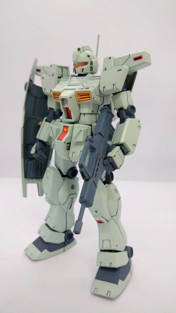 この頃のMGは手がどうにもカッコ悪いので、ビルダーズパーツのMSハンドを愛用してたのですが、左手の武器持ち手がドンドン余っていくので、なんとかならんか?と考えた挙げ句、『左利きの機体があってもいいんじゃね』と思い、左に武器を保たせてみた次第です。あまりに右に武器持ち状態を見慣れ過ぎて、完成させてみたら違和感バリバリ(笑)