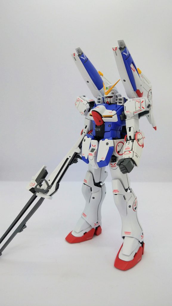 オーバーハングキャノンとか長物の飛び道具が萌えます。太腿が細いので、外装の周囲にプラ板を貼って整形して太くしています。