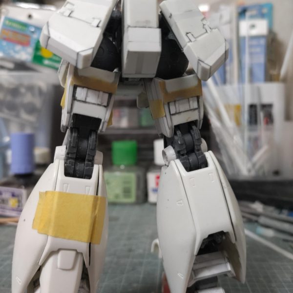 MG　フルバーニアン　4脛幅の延長しました😆切った、貼った、伸ばした、切り過ぎた、ちょっと長い・短い…と、無限ループに陥っています😓脚部のフレームはフルバーニアンでいこうとしていたのですが…なんと！十数年前に購入したボールジョイントのサポートパーツ(なんで購入したかは不明😅)が、足首の架け橋になってくれました😂もう後戻りは出来なくなってしまったかな💦下半身はこれくらいで一旦終了して、上半身へ！行き詰まってきたのでスレッガージムを摘みつつ😌（2枚目）