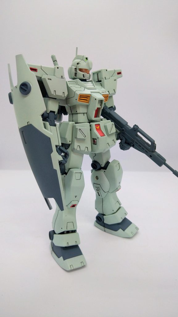 このキット、NT-1のバリエーションキットのせいで、前腕と足首のデザインが変わってしまってた(と思う)ので、足首と上腕以下を、MGガンダムVer.Kaから持って来てミックスしてます。そのまま足首をはめようとすると、アンクルアーマーと脛すその外装が干渉するので、スネ側にあるボールジョイント軸を3mmくらい延長しています。