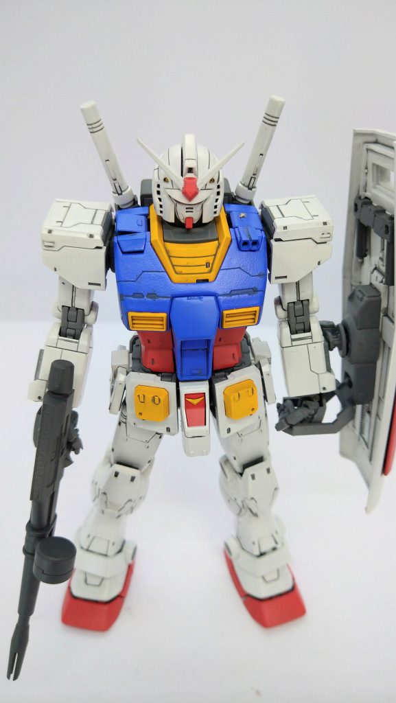 塗装はおなじみクレオスのラッカー塗料。調色も毎度毎度の赤寄せ、明度上げで。先日の投稿で、ジム系の再販ををを!と叫んでたら、ガンダムベースで再販投票始まりましたね。投票とか辛気臭い事やってないで、ドーンと全部再販すればいいのに(笑)。どれも店頭で買えないやん。