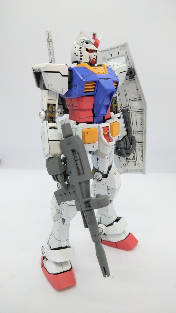塗装はいつものガンダムトリコロール調色による塗装。カメラはラピーテープを貼り込んでいます。ver3.0使ってジム作るのもいいかなと思ったりしてます。