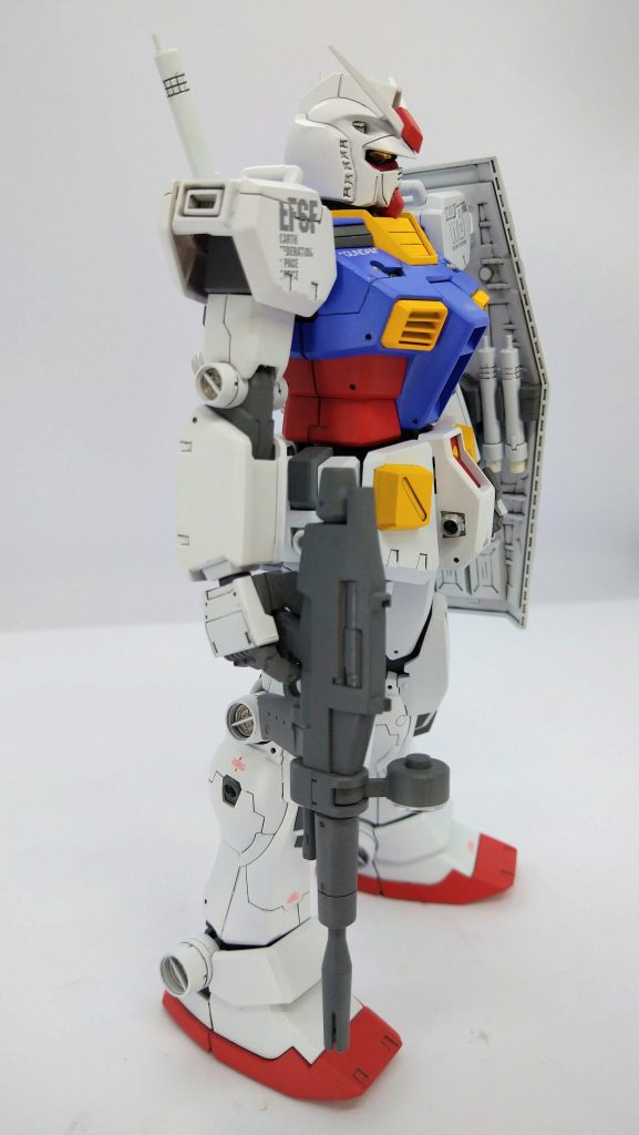 真のカトキガンダムを作るには、ジムカスタムの胴体使え、という定番工作も生まれましたが、きょうびそんなミキシングビルドできませんし・・・