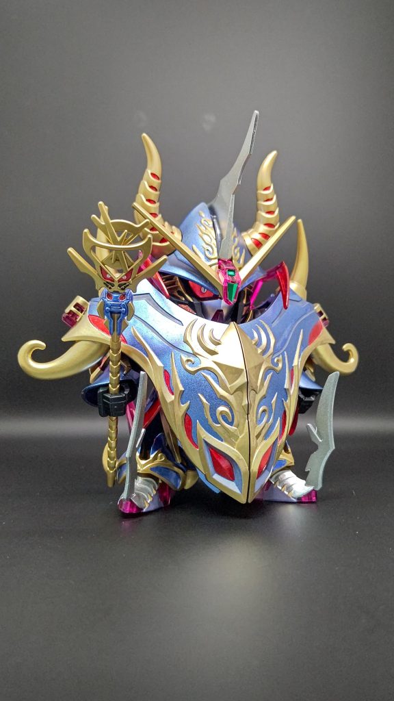 メインはメタバイオレット、他にゴールド、シルバー、メタリックレッド、グレー等ほとんどガンダムマーカーです