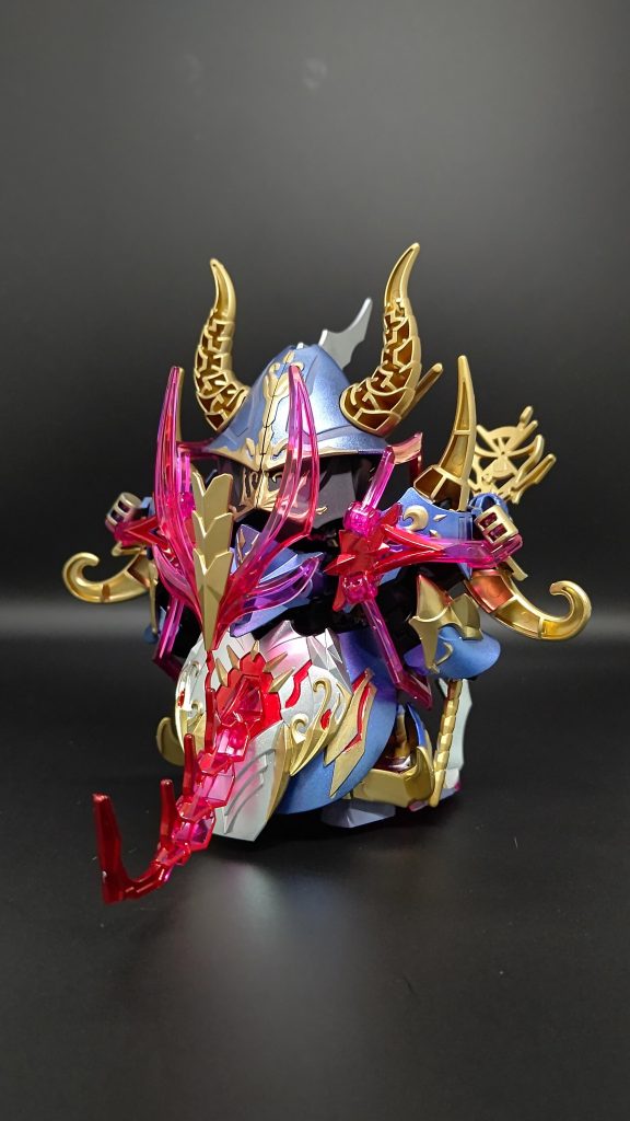 塗装のみなので肉抜きがかなり目立つ後ろ姿…一応肉抜き内側も塗っています頭部や素体には一部艶消しブラックを吹きましたまたクリアパーツには分かりづらいですが微妙にレッドを入れたりしています