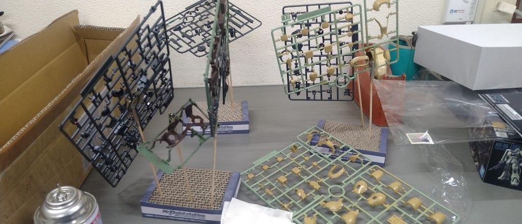 本当なら素組み後からの塗装のがいいですが、今回はランナーの上から塗装をしました。