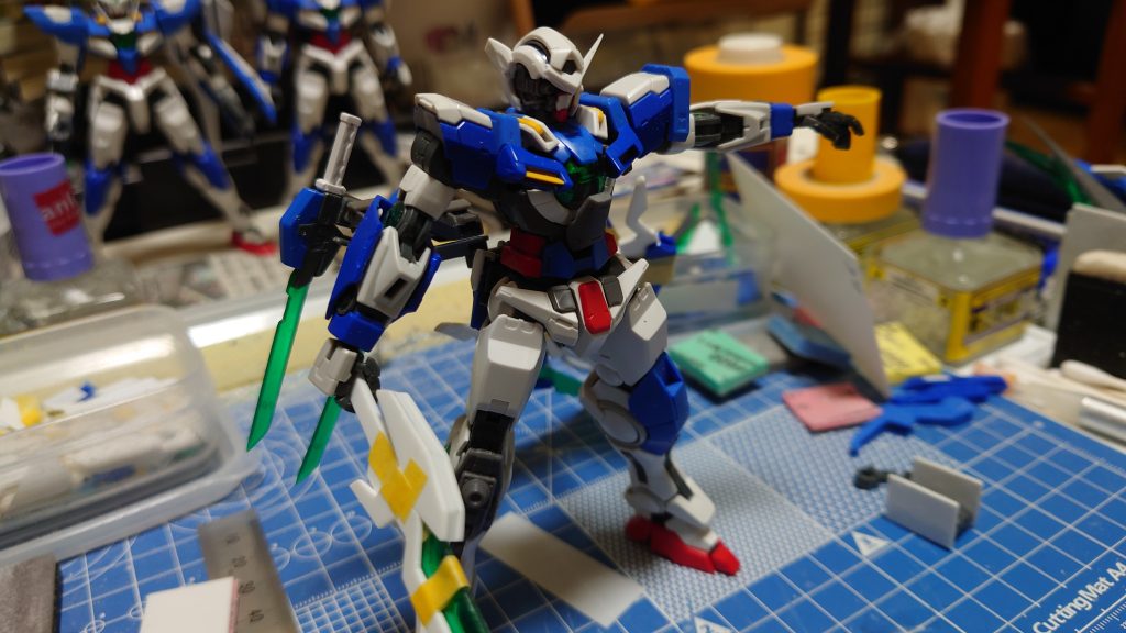 頭部はエクシアリペアとアストレアのニコイチ、右脚はエクシアリペア、左脚はリペアⅢでしたが後日脛当てをリペアⅡのものに変えています。頭部はアンテナ右側と、写真では見えませんがアストレアのサイドアンテナの先端をカットして壊れてる感じを醸し出しています。