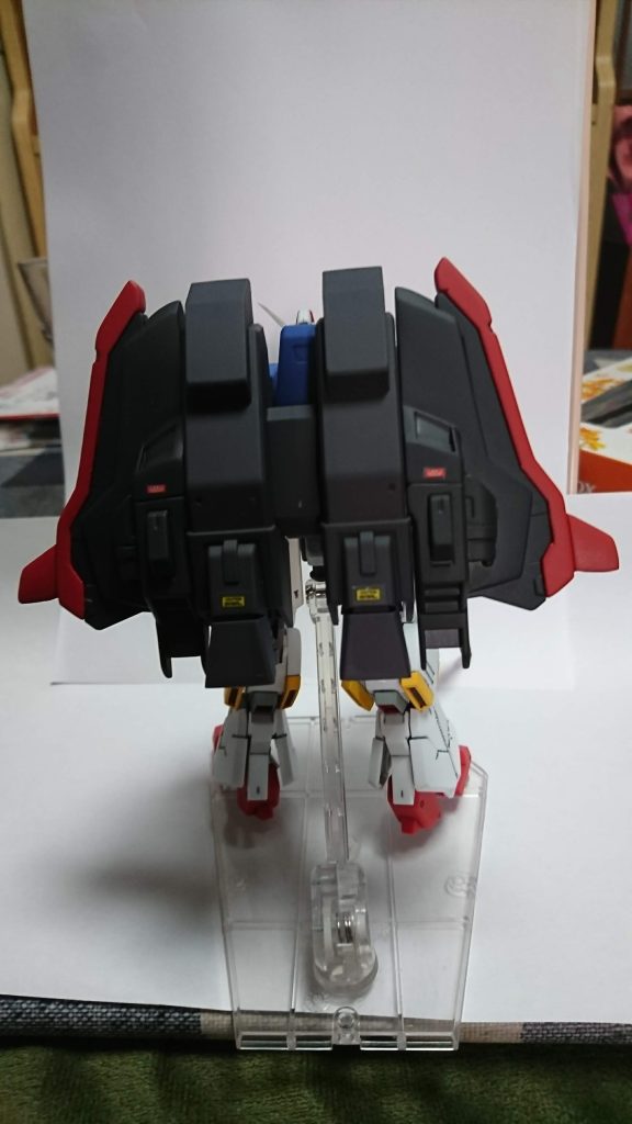 後ろ姿です。バックパックにフライングア－マ－つけた感じです。