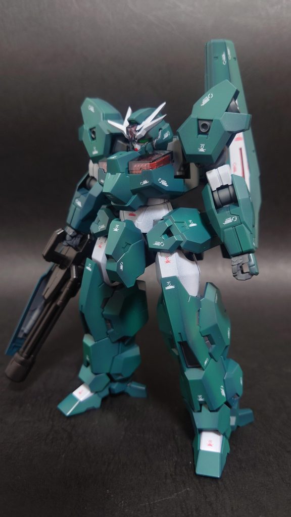 成形色だとアニメよりかなり明るい印象だったので暗めの色にして、重厚感出るようにグラデーションかけてあります。