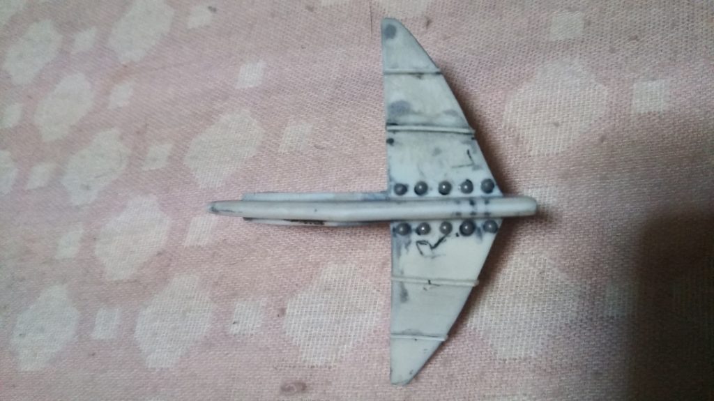 　追加装甲の完成です。　リベットはウェーブのR・リベットから1,6mmのモノをチョイスし、貼り付けました。　しかし貼り終わってから「もう一まわり小さい方がリアルで良かったかな・・・」と考え直してしまいました。　・・・が、ここから改めて貼り直すのは手間が掛かりすぎる・・・。　というワケで、結局1,6mmのままで塗装までいくことにしました。　まぁ、これはこれで存在感があるから良いかな、と考えておくことにします(笑)。