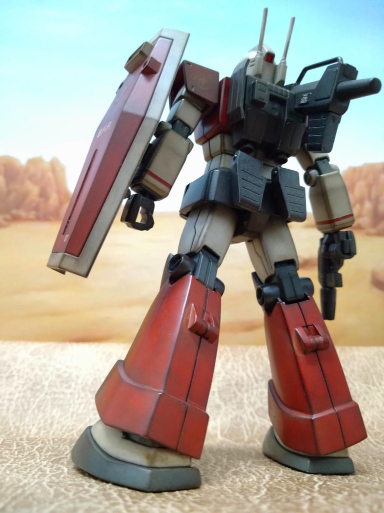 私の好みのお話しでございますが、キャノンを装着してる割には足元が軽く見えましたので、ウエイトを下へ、もう少し足元が重たく見えるように、スネのパーツの裾の部分を延長しました!😁 これで、重心が少し下がって見えるようになったので、私的には気にならなくなりました!😁またいつものアクションポーズでございます!😆