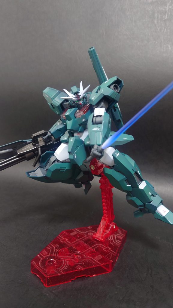 ビームサーベルを構えて。巨体の割には意外と稼働範囲は良好なので動かしていて楽しかったです。徹夜で組んだのに最速投稿が間に合わなかったのが悔やまれます…。次回のルブリスソーンは最速投稿目指して頑張ってみます！閲覧ありがとうございました。 