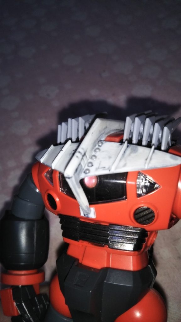 　頭部に装着です。　頭部モノアイレールの幅にぴったりハマるように調整してあるので、組み上げてから透明なモノアイカバーと差し替えることができます。