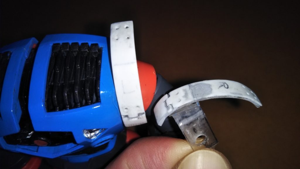 　肩の追加装甲です。　こちらも0,5mmのプラ板に曲げ癖を付けてスジボリなどを施したモノを２枚重ねにし、透明なプラスチックの下敷きを切って作った接続用パーツに接着して製作しました。