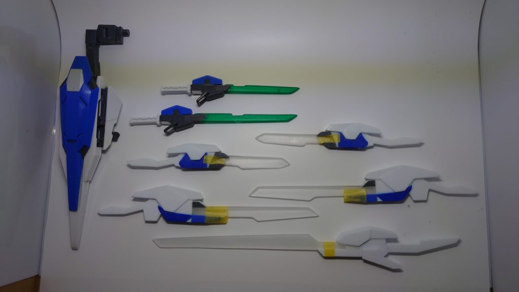 武装はほぼスクラッチで制作しました。GNシールドに接続する方法をどうするか考えた結果、GNソードビットを改造するのが一番良さげな気がしたので、接続部を中心にしてGNバトルブレイド/ソードっぽいものを作りました。GNショート/ロングソードはGNソードⅤを真っ二つにして長さを変え、リペアⅢの余剰のものに(割と無理矢理)接着しました。GNタチは特に言うことはありませんが、強いていえば1.7mm透明プラバンの切り出しがしんどかったくらいです。