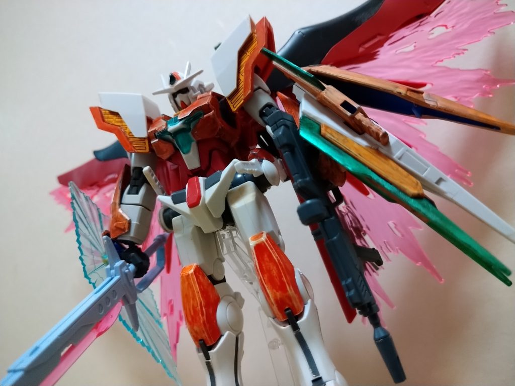 そこから1年後、クアンタのシールドを腕部に取り付けたりしてまたまた試行錯誤。その頃、偶然コマンドクアンタ(ガンダムブレイカーバトローグ)と同じ装備方法だったってのは嬉しい思い出(笑) こんな感じかな。初めての投稿を最後まで見てくれてありがとう!