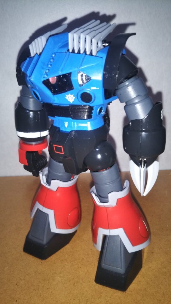 　グリフォン隊仕様です。　こちらのゾゴック、万乗大智さんのマンガ「機動戦士ガンダム　アグレッサー」という作品に登場するタイプです。　頭部と両肩部に追加装甲が施され、左腕をズゴックのモノに換装してあります。　追加装甲はプラ板によるスクラッチ、左腕は小学５年生の時に母親に買ってもらって、今ではジャンクになってしまったHGUC量産型ズゴックから移植してあります。　ちなみにズゴックから移植したクローは、ツヤ消し白にニュートラルグレーとミッドナイトブルーを少量混ぜた色で塗装してあります。　未塗装のブーメランカッターなどと同じ色が再現できて、非常に満足しています。