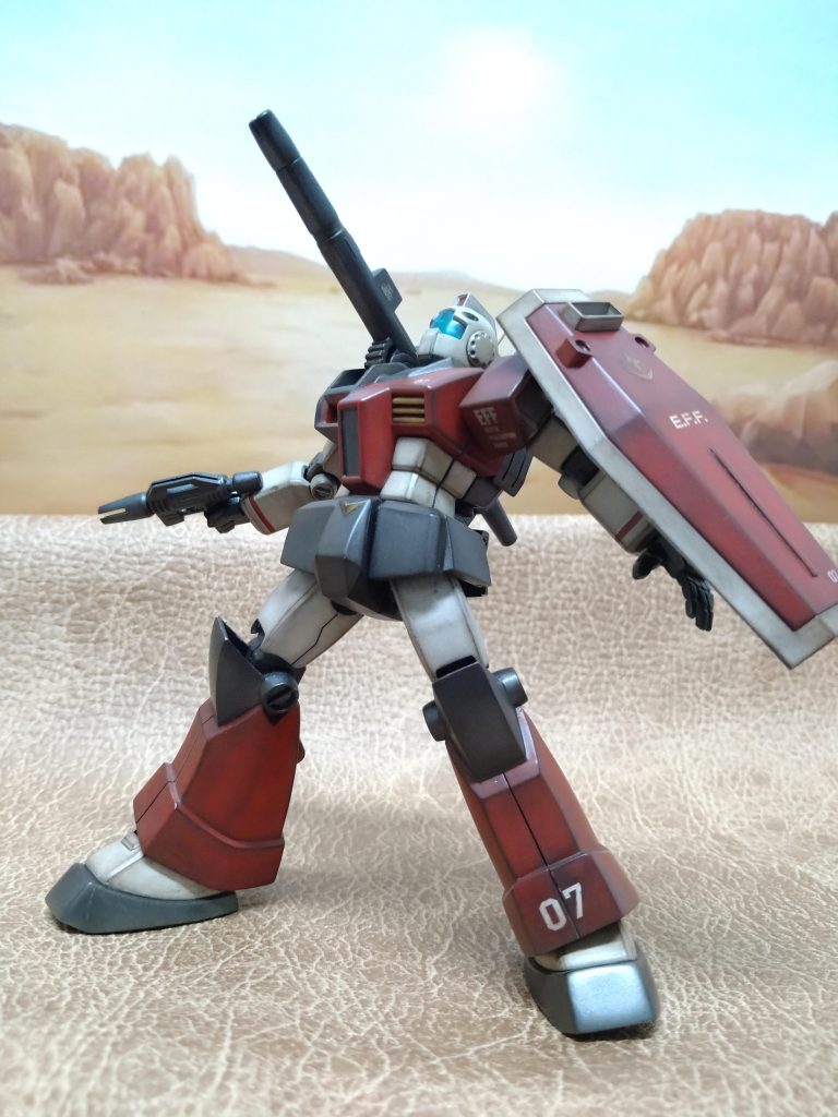 今回の関節の改造箇所は、お腹部分にボールジョイント!😚これで、少しですが、上半身を前後左右に動かせる様になりました!😆後は頭部の形の問題で、上を向けなかったので、首も少し引っ張り出せる様に…😚ポーズによっては、延長したスネのパーツの裾と足がぶつかって可動しきれず、接地があまい事がありましたので、足も少しだけ、引っ張り出せる様に致しました!🤭