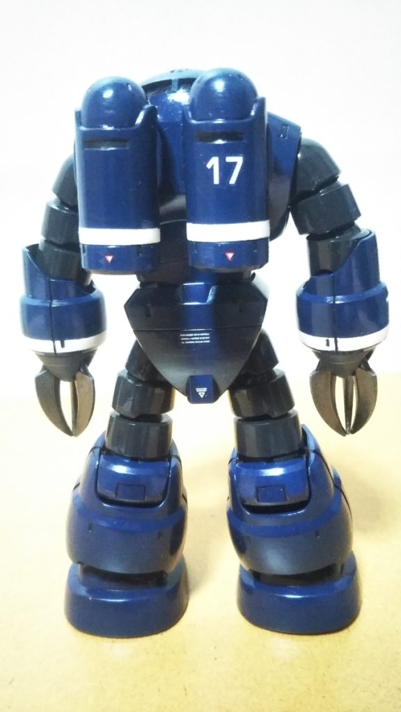 　リアビューです。　ナンバーデカールや腕部、腹部、バックパックの白いラインも含め、マーキングも基本的に小田さんバージョンのズゴックをそのままオマージュしています（一部省略したり、左胸にジオンマークを追加したりもしましたが）。