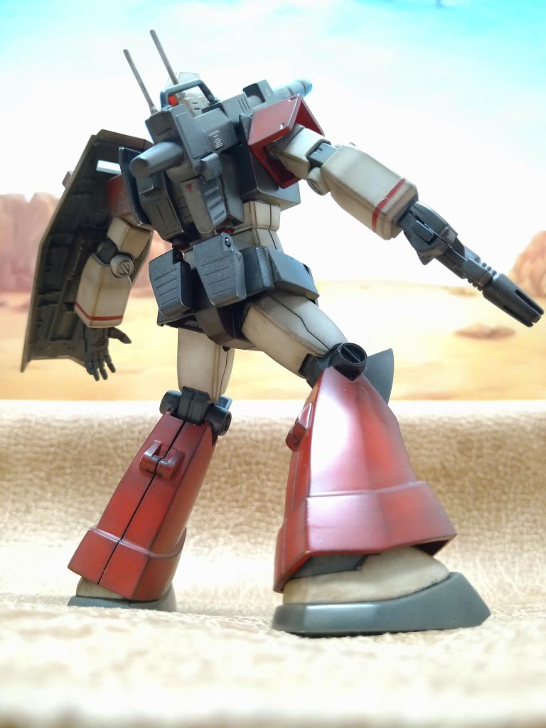 キャノン砲は、そのままですと、背中のランドセルにぶつかり、あまり上を向けられませんでした😂、見える所を切ったり削ったりしたくなかったので、ここはキャノン砲を上に引っ張り出せる様に制作しました!😁これで砲身を上に向けたい時は、まず、キャノン砲ごと上に引っ張り出す事で、キャノン砲とランドセルの間に隙間が出来ますので、その隙間の分だけ砲身を上に向けられる様になりました!😚おっ!😗脚の延長した所、処理が甘かったみたいですね!🤣 でも、肉眼では、気にならなかったので、私的には全然問題ございません😁