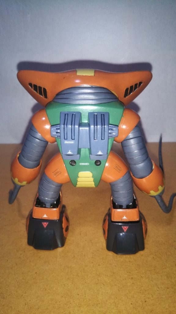 リアビューです。 バックパックはミディアムブルーで塗装しました。 また、かかとには前回投稿したジュアッグ(MSV)で使用しなかった逆三角形のマーキングシールを貼ってみました。 そういえば、また説明が遅れてしまいましたが、スミ入れはいつも通り鉛筆とシャープペン、バックパックなど一部はスミ入れペンです。