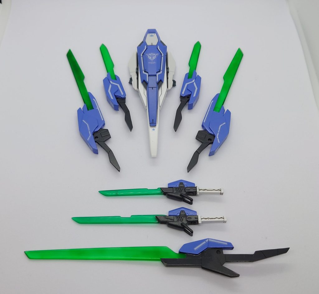 ちゃんとセブンソードあり〼GNシールドが思いの外重くてアクションベースに浮かせてセットすると機体が傾いてしまうので、アクションベースに付いてきたアームをちょっと加工して支えにしました。