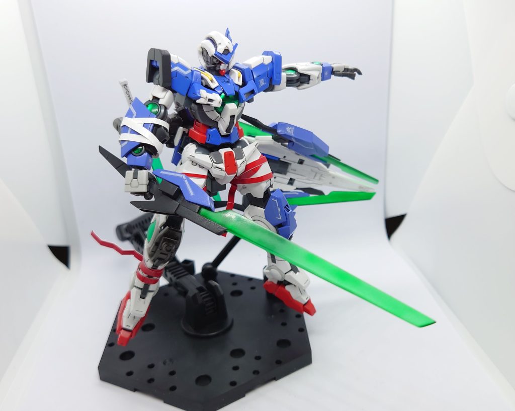 リペアⅣでガンプラバトルに挑むも負けが続き改修を重ねてこの姿に…。フェニーチェみたいですね。個人的お気に入りポイントは右腕と両脚に巻き付けたADテープです。0.1mmプラシートにフィニッシュシールを貼ってみましたが、結構いい感じに急造っぽくなったのではないでしょうか?