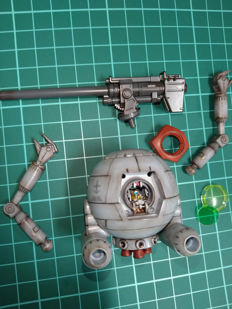 コックピットでございます！😚このコックピットほぼピンセットでの制作になりました😚そしてまた私の好みのお話しになりますが、見る気で見た時に、《あっ！人が乗ってる🤭》位が好きですので、コックピットハッチのガラスにもう一枚クリアグリーンを塗装したプラバン挟んております😚私、「気になる所を直したい！」のか「何かしないと気が済まない！」のか、自分でもよく分からなくなっておりますが、とりあえず今回も私の棚に飾る作品🤗とても楽しく制作できましたので、良かったと思っております！😚