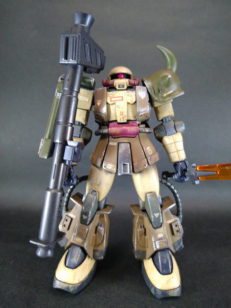 機体色は、デザートザクを参考にし、砂漠戦使用でイメージしました。製作は基本工作に加えて、プラ版でディテールを追加、水性ホビーカラーの筆塗り塗装、エナメル塗料でチッピング、ウェザリングカラーでフィルタリングしてあります。