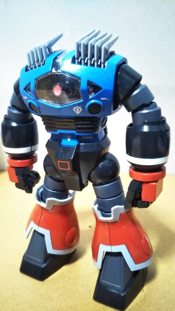 　ノーマルモードの正面素立ちです。　　使用したキットは数年前に購入し、素組みで放置してあったHGUCゾゴック（UNICORN Ver.）です。　自作した追加装甲は取り外せるように製作したので、ノーマルバージョンも再現できます。　基本塗装は上半身がスカイブルー、下半身と手首がシャインレッド、腕と脚の蛇腹部分、足の甲がニュートラルグレーにツヤ消し黒を混ぜたいつもの暗いグレー、腰や前腕部、足首がミッドナイトブルー、インテーク部分などは黒鉄色です。　また、モノアイはHアイズを張り付けてあります。　ブーメランカッターや脚の白い部分は、キットの成形色のままです。　ちなみに、上半身のスカイブルーの部分のみ、ツヤ消しスプレーを吹いてあります。