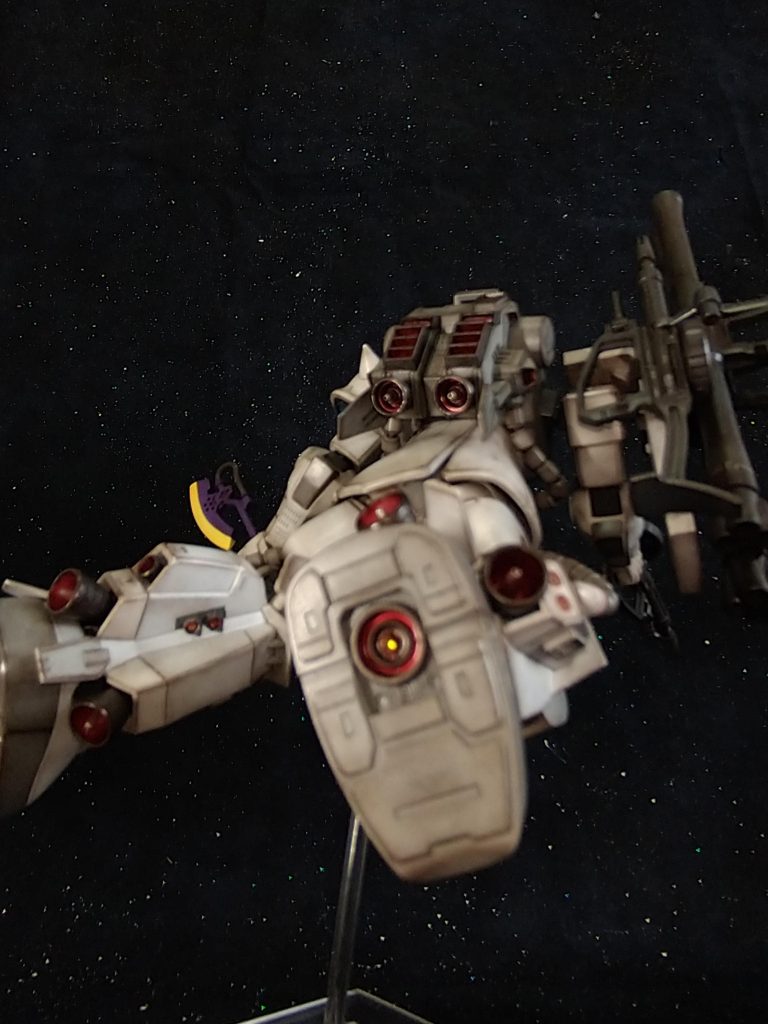 このザクは私の1番好きな旧ＨＧザクと比べると、少し身長が低かった為、少し身長高くする事にしたのですが、「どこでのばそう…🤔」と色々考えた結果、《膝の関節部分》で１ミリ伸ばす事にしました！😆　その理由はこのキット…あまりひざを曲げる事ができず😂でもあまり大げさに伸ばすとブロポーションが…😅で１ミリが限界でしたが、膝の可動アップ!😁そして身長はかなり旧ＨＧザクに近づけたので満足致しました！🤗　で、どうせここまでやったのならと思い、膝を曲げたあと、スネ部を引っ張り出す事でもう少し曲げられるようにギミックを作りました🤭これで大体９０度膝を曲げられる様になり、少しビミョーではありますが、立膝も出来るようになりました!🤩