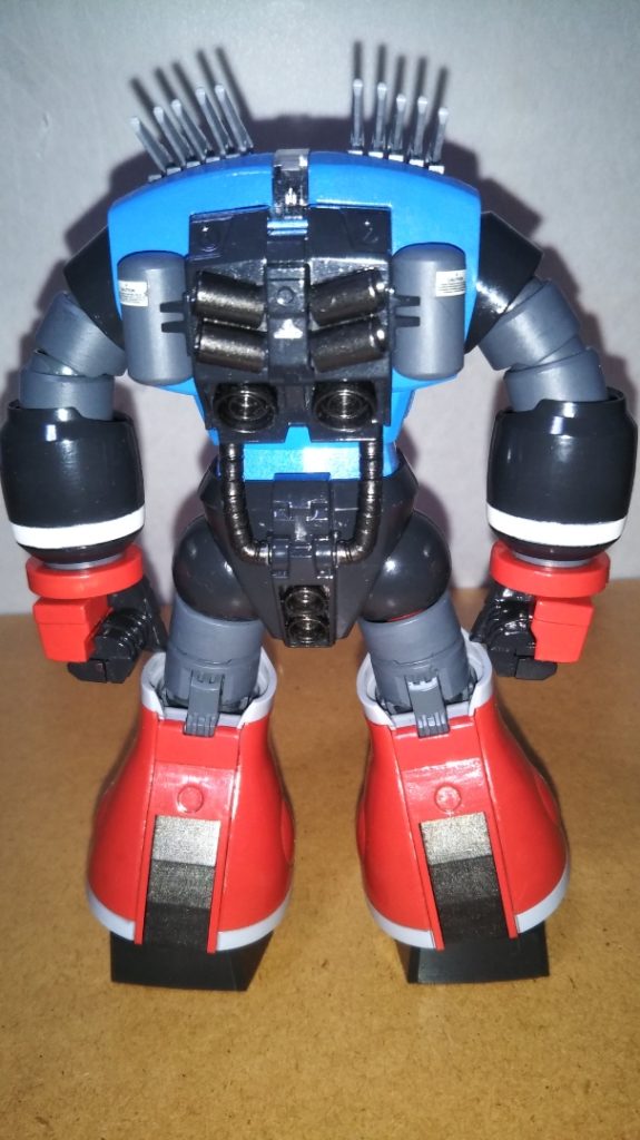 　リアビューです。　バックパック本体はミッドナイトブルー、動力パイプとスラスター類は黒鉄色で塗装しました。　また、バックパック両脇のプロペラントタンク（？）は蛇腹などと同じ暗いグレーで塗装し、マーキングシールを貼ってあります。　ふくらはぎのダクト（？）は、プラモデルの説明書では蛇腹部分と同じグレーでしたが、黒鉄色で塗ってみました。