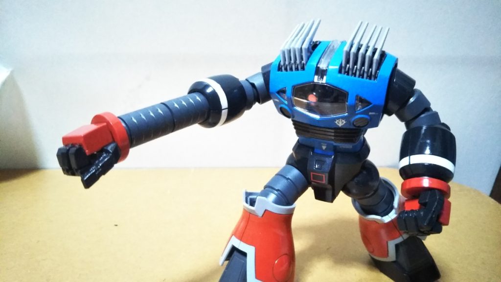 　アームパンチです。　キットにはこちらの攻撃を再現するパーツが２つ付属しており、画像のように２つ連結して長いリーチのパンチを繰り出すこともできます。　最初は「流石に長すぎるだろ・・・」と思ったのですが、ポーズを取らせてみるとそれほど違和感もなくカッコいいですね。