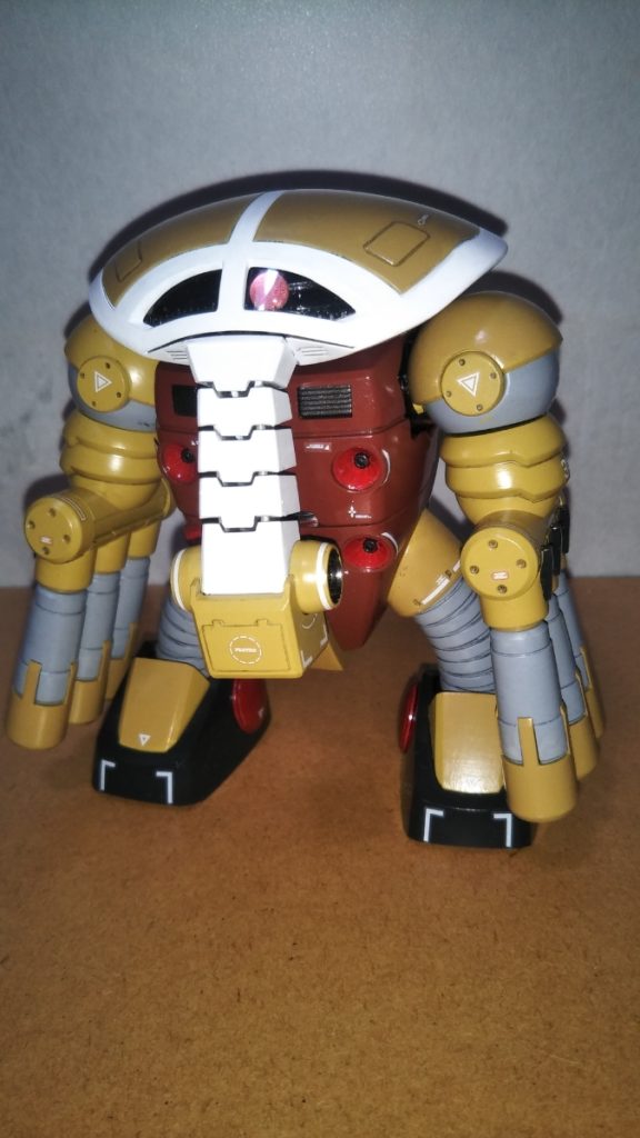 ノーマルモードの正面素立ちです。  使用したキットは10年ほど前にプレミアムバンダイから発売されたジュアッグ(Ver.MSV)ですが、当時バンダイにパーツ注文をして一般発売のジュアッグ(UNICORN Ver.)の右腕と両腕のロケットランチャー先端部分を購入しておいたので、ノーマルバージョンも再現できます。 基本塗装はミドルストーン、腕と脚の蛇腹部分、ロケットランチャーの砲身がニュートラルグレー、胴体がレッドブラウンです。 頭部はツヤ消し白、足首がミッドナイトブルー、インテーク部分などは黒鉄色です。 また、モノアイは薄く削ったHアイズを張り付けてあります。 マーキングは、キットに付属するシールを使用しました。 余白部分をギリギリまでカットしてあげれば、マーキングシールでも意外とイケますね。 そういえば、塗装している最中にミドルストーンとニュートラルグレーの塗料がなくなってしまったので模型屋に買いに行ったのですが、買ってきた塗料を開けてみると手持ちの塗料と微妙に色が違う・・・。 どうやらメーカーさんが塗料の調色を若干変えたらしく、おかげで買ってきた塗料をベースに自分で調色し直すハメになりました・・・orz なんとか元の色とほぼ同じ色ができましたが、あの時は肝が冷えましたね・・・。