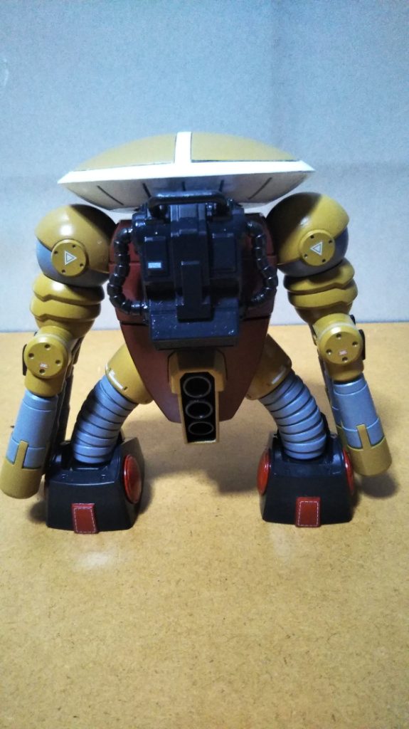 リアビューです。 バックパック本体はミッドナイトブルー、動力パイプとバックパック上部にあるU字型の取っ手(?)は黒鉄色で塗装しました。 そういえばユニコーンバージョンのジュアッグは頭部だけでなく腕と脚の蛇腹部分も白でしたが、旧キットや設定イラストではここはグレーになっていたので、旧キットリスペクトでここはニュートラルグレーで塗装しました。 かかとやくるぶしの出っ張りもユニコーンバージョンでは胴体と同じ茶色でしたが、旧キットと同じく赤で塗ってあります。