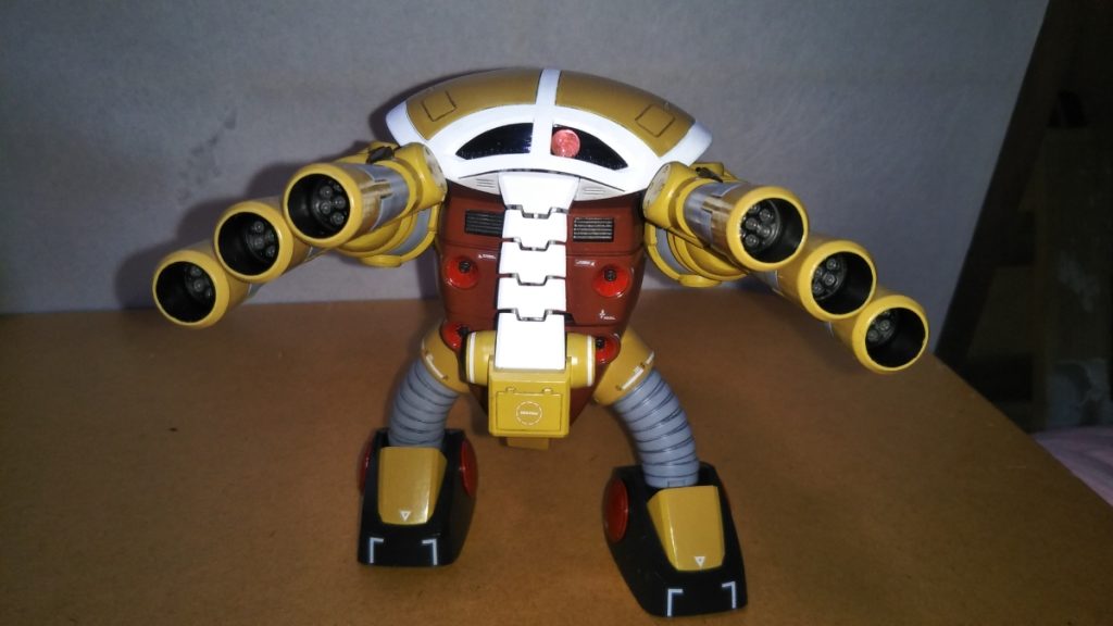 ロケットランチャー一斉発射です。 両腕の先端部分はユニコーンバージョンのキットを使用してあるので、左右で見た目のバランスも良くなっています。 この小型ロケットランチャー、往年のMSVファンの間では賛否両論なようですが、個人的にはアリだと思います。 まぁ、弾頭の塗り分けはメチャクチャ面倒くさかったですが・・・。