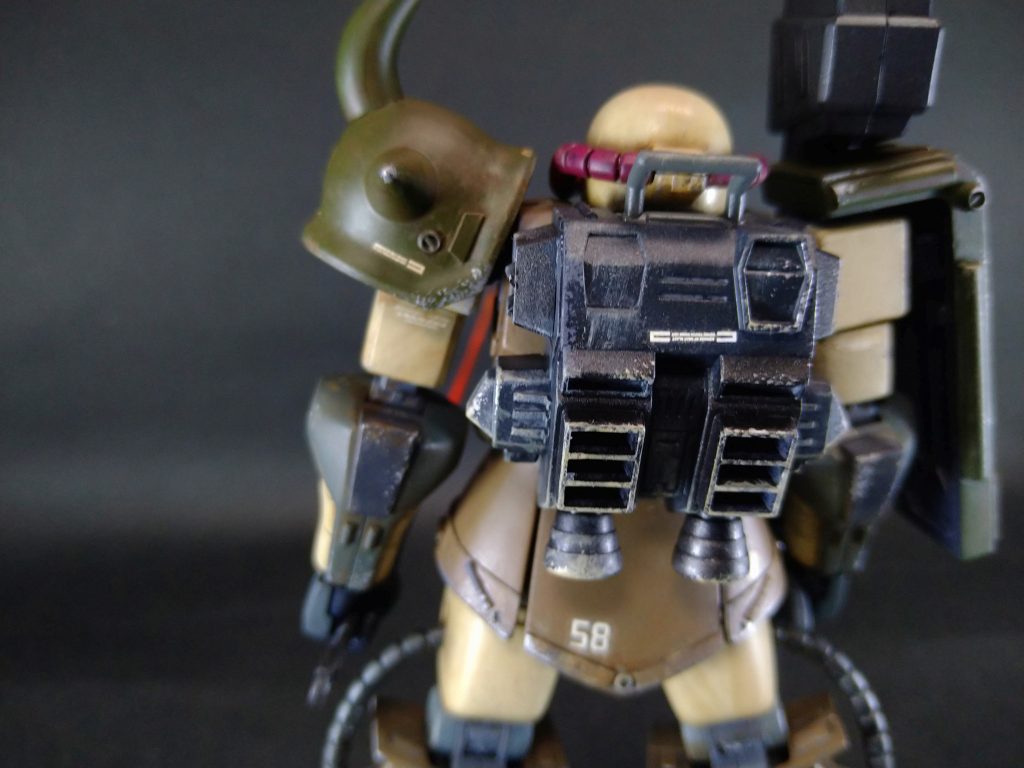 バックパック側面のプロペラントタンクは、重量で動きづらそうなイメージがあり、切り取って、熱放射用のパーツに変更。