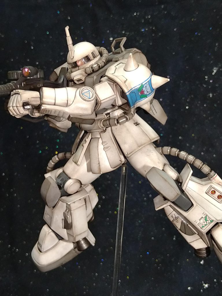 ですが、このキットと一緒にジョニーライデンザクも詰んでおります😁せっかく考えた改造方法ですので、作り方忘れないうちに作ろうとは思っております😚そのジョニーライデンザク制作する際は、制作中の写真も忘れない様にして制作したいと思っております!🤭『写真の撮り忘れ』…妄想に対してのセリフ付けの『反省』😅などございましたが、それも踏まえて今回の制作もとても楽しく😚そして、私の棚に飾る作品としまして、私の中では、このシン.マツナガ専用ザクも、満足できる作品になりました!😚とても良かったと思っております！🤗