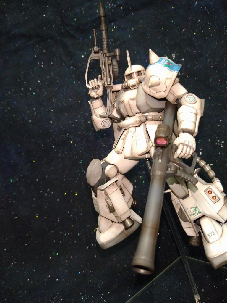 …このキット………キットのままですとヒジが９０度位しか曲がらず取りたいポージングが出来ませんでしたので、ヒジの関節も少し改造しました!😚今回、このキットでは、関節のプラバン制作はしないと思い制作開始致しましたので、色々考え、「kotobukiyaメカサプライジョイントセット」の『シンプルジョイント』を使っての改造致しました！😁　そして武器の持ち手の手首切り離して、結構無理矢理強引なボールジョイント化しております!😚これで、私のやりたいポージングが出来るようになりましたので満足でございます！😚