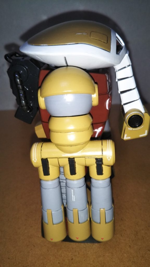 サイドビューです。 ロケットランチャー側面の出っ張り部分は、個人的にユニコーンバージョンの暗いグレーがカッコいいと感じたのでミッドナイトブルーで塗装してあります。それにしてもこのキット(プレバンのVer. MSVジュアッグ)、側面から見るとマーキングの存在感が非常に良いですね。