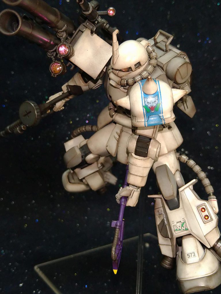 で…このキット…私本当にこまったのが、このショルダーアーマーのマーキングシールでございます…😅全然上手く貼れません！やっと上手く出来たと思ったら次の日剥がれていたり…😭………諦めました…😂……結局水色のラインは塗装する事にしました……😅今回は私、以前投稿させて頂いた《ドズルザク》を立ち膝させたく、少し妄想しながら作品制作致しました！🤗…いつもの様にドズルさん、ヒートホーク１丁で戦場へ……でも敵に囲まれて動けない…それを知ったシン.マツナガさん…慌ててそして少し無茶して武器を届けにドズルさんの元へ…と言う妄想でございますので、シン.マツナガザク、少しだけすす汚れ強くしております🤭