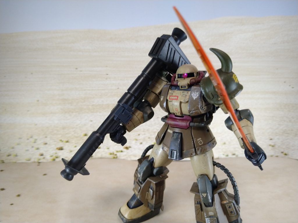 ここからは背景を替えて、機体説明-ジオン公国と地球連邦の戦争が半年経過してきた頃、地球連邦側の量産型MSの開発・生産が行われ、地球連邦による大規模な反攻作戦の情報を入手したジオン上層部は、オデッサ等地球での鉱山資源拠点を奪還されぬよう、新たな地上用MSの開発を迫った。